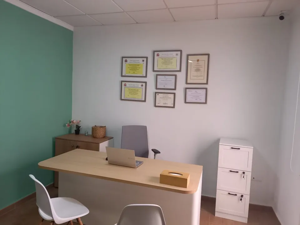 Despacho de la psicóloga con sus titulaciones enmarcadas en la pared
