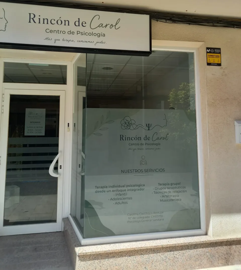 Escaparate del centro con el vinilo de servicios y los datos de la psicóloga