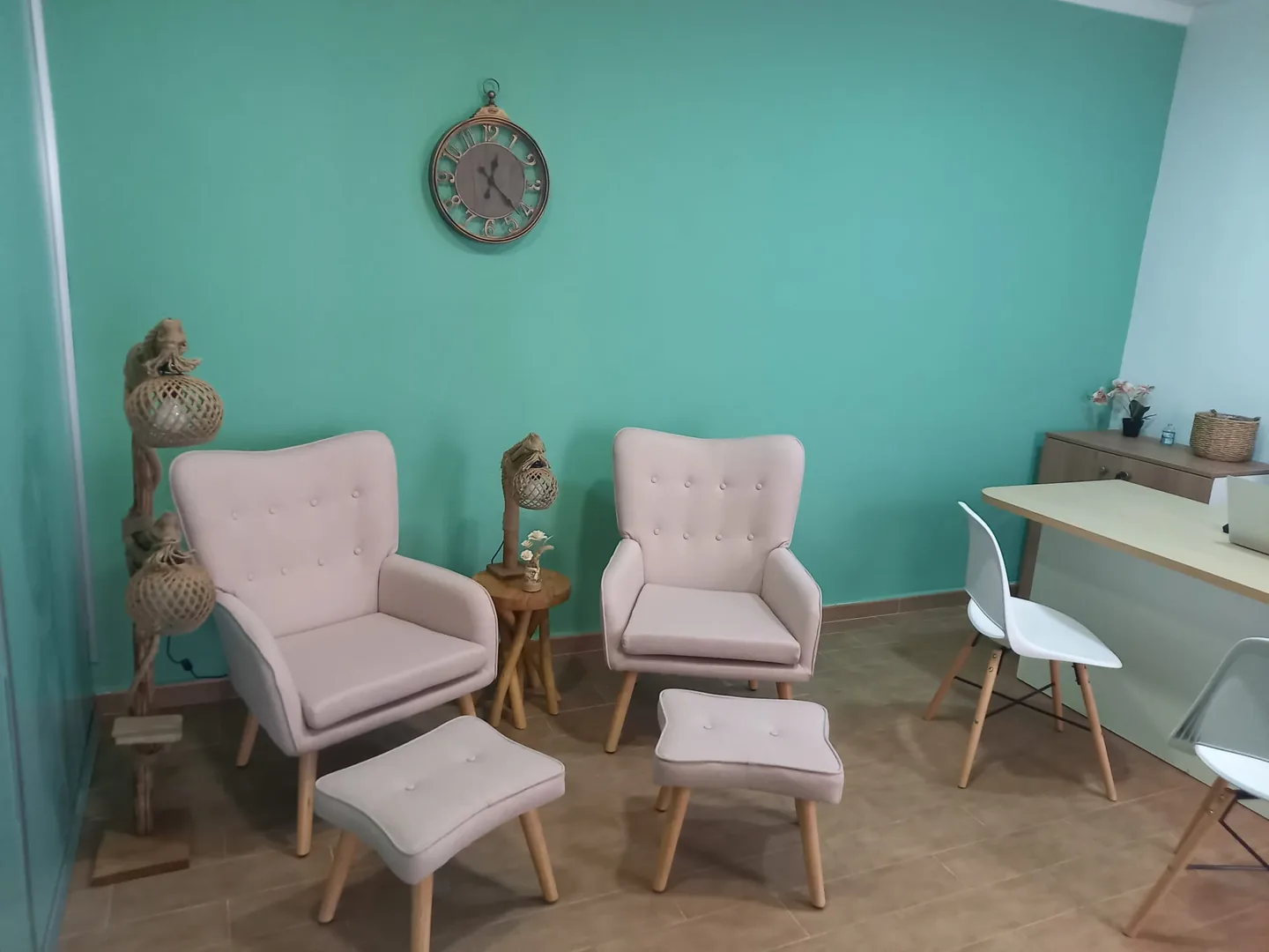 Espacio de terapia con dos butacas y pared en verde agua