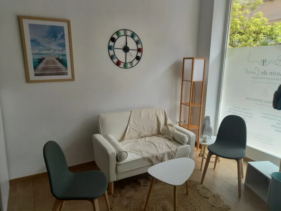Sala de terapia individual con sofá y un ambiente cálido junto al ventanal